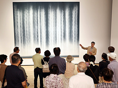 千住博展、見上げる「滝」迫力満点　富山県美術館