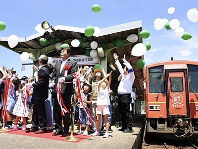 越美北線のラッピング列車、天空の城も　福井県の越前大野駅で運行式典