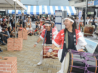 鳴り響く　躍動的な演奏　国宝松本城太鼓まつり