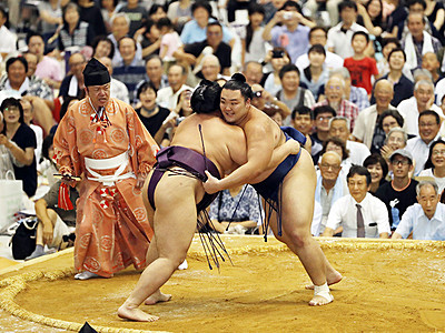 相撲ファン３０００人沸く　夏巡業魚津場所