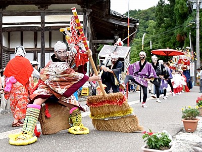 勝山市で伝統行事「はやし込み行列」　七福神、天狗の仮装行列練る