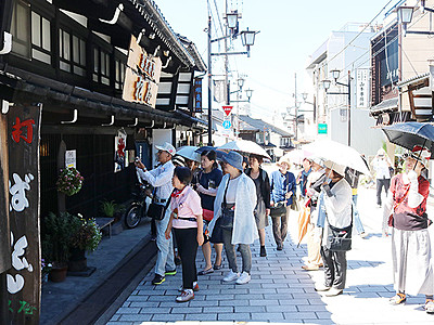 愛知から観光客続々　井波の欄間、名古屋城設置が効果