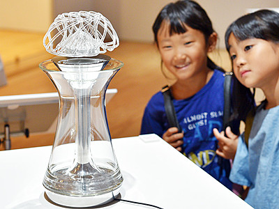 飾りが浮くガラス製デキャンタ　富山市ガラス美術館で展示