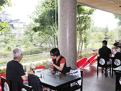 城址公園カフェ人気　富山市が佐藤記念美術館で社会実験