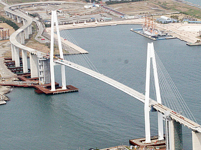 新湊大橋のてっぺんを歩こう　富山新港開港５０周年企画