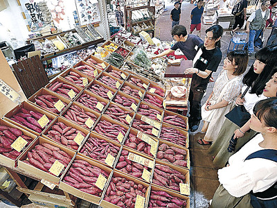 五郎島金時３３種並ぶ　「野菜の日」で近江町市場