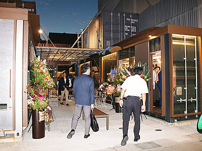 「あまよっと横丁」オープン　総曲輪コンテナ型飲食店