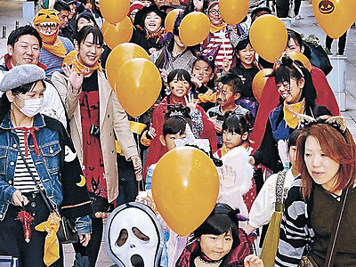 ９００人が仮装の列　金沢市中心部で「かなざわハロウィン」