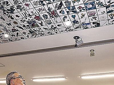 寺井郵便局、新庁舎始動　シンボルの九谷焼の写真、天井に