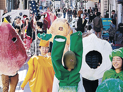 仮装１５０人、まちなか行進　金沢美大祭始まる