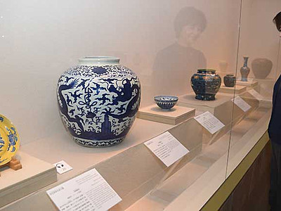 中国陶磁に咲く花々　諏訪のサンリツ服部美術館