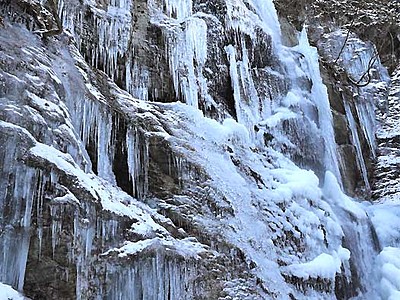 「不動」の滝、厳冬の表情　阿智・清内路で結氷進む