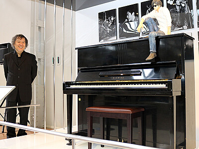 尾崎豊さんのピアノ展示　富山市民芸術創造センター