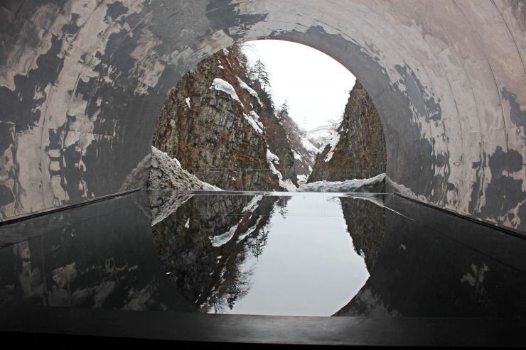 営業を再開した清津峡渓谷トンネルの突き当たり。床の水に残雪が映り込む＝１日、十日町市小出