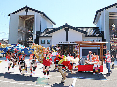 獅子舞、曳山と"共演"　新湊・海老江で春季例祭