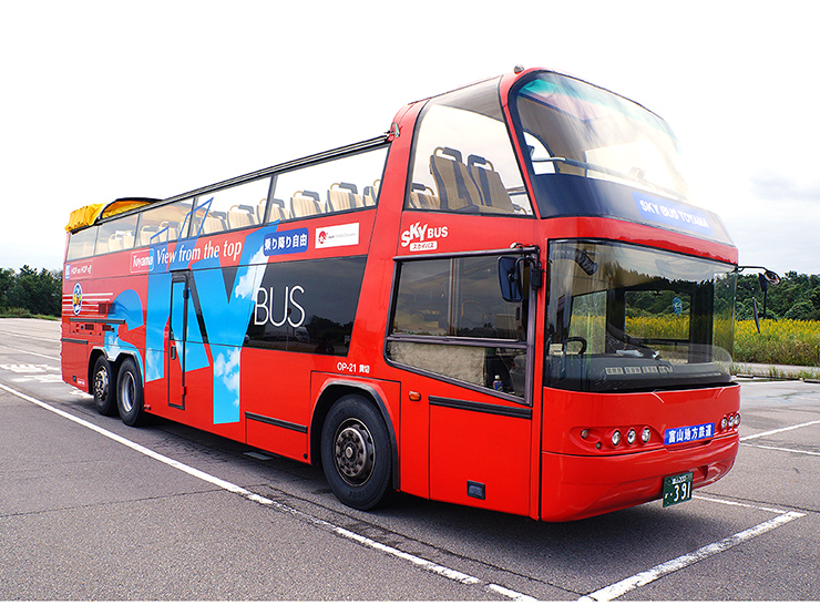 ５～６月に富山市中心部で運行されるオープントップバス