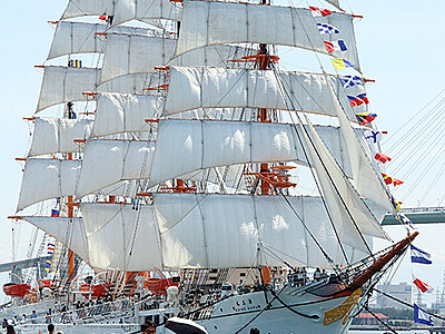 「令和」初の海王丸総帆展帆　射水