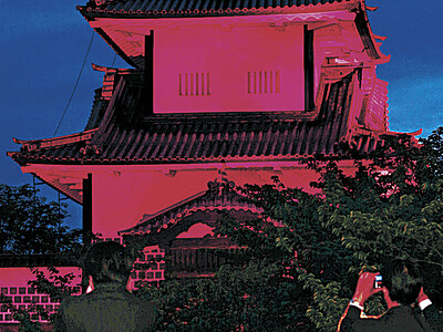 石川門、赤く照らす　世界赤十字デー