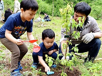 水害に負けない森に　福井・美山、園児ら植樹