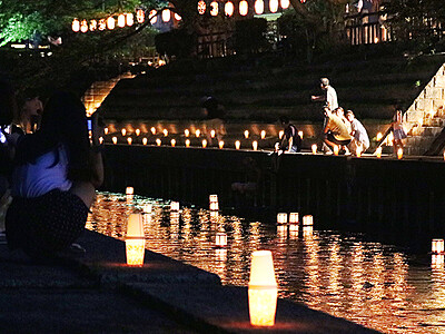慰霊の光が水面彩る　富山・いたち川で灯籠流し