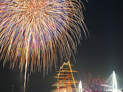 夏の夜空の２０００発で魅了　富山新港花火大会