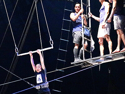 空中ブランコを小学生が体験　ポップサーカス富山公演