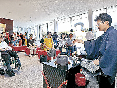 若者のお点前、気軽に楽しむ　金沢で全国学生大茶会