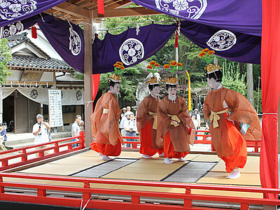 稚児舞、古式ゆかしく　射水の下村加茂神社