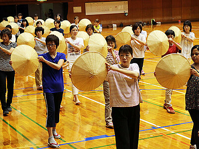 パレード踊りの所作入念に　城端むぎや祭、１５日本番へ練習