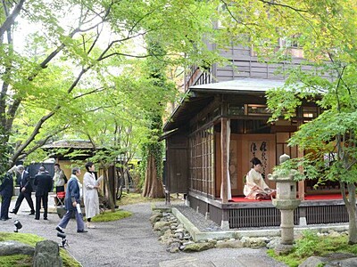 茶席、琴の音優雅に　日本庭園「苔香荘」が公開　新発田