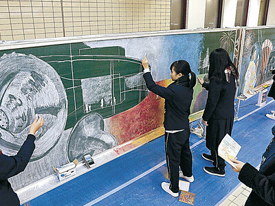 金沢の「色々」　美大生ら黒板アート描く
