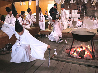 「湯立て神楽」若者舞い復活　飯田・遠山天満宮、休止の霜月祭り
