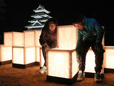 記念の１枚、松本城を背に　光のオブジェの「フォトスポット」