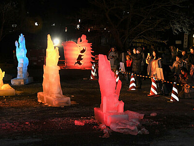氷彫フェス、松本で開幕　ユニコーンなど並ぶ