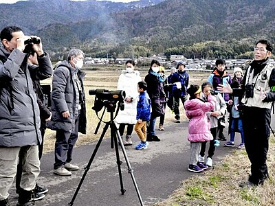 冬の三方湖で野鳥を観察　福井・若狭町