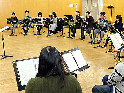 須川さんと共演楽しみ　２２日、入善開催に向け県内楽団が練習に熱