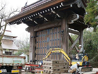 総門修復、往時の姿　伏木勝興寺、元の場所に移動へ