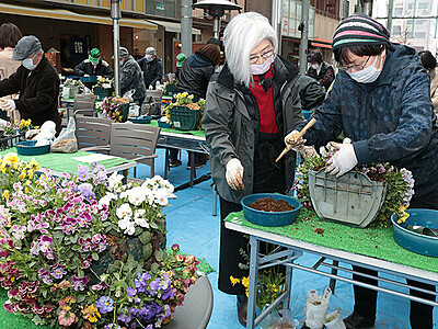 花で観光客おもてなし　富山、ハンギングバスケット講習会