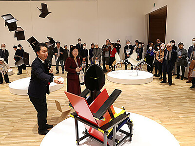 アートを遊ぼう　県美術館企画展、美術家・森村さん案内