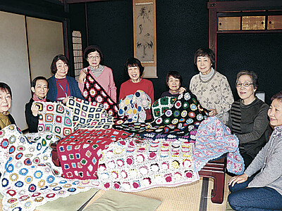 加賀市の団体　福島に手編みの膝掛け贈る