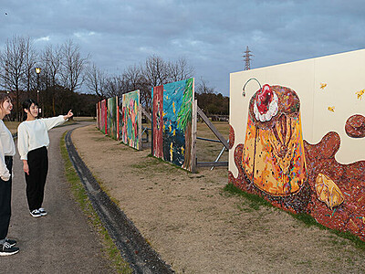 巨大な絵で癒やし空間　富山・稲荷公園に学生ら作品