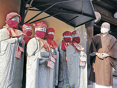 金沢の雨宝院　六地蔵に赤い手作りマスク