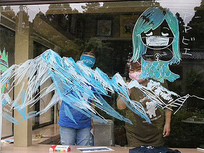 窓に描いた妖怪アマビエ　上市の公民館で金松さん