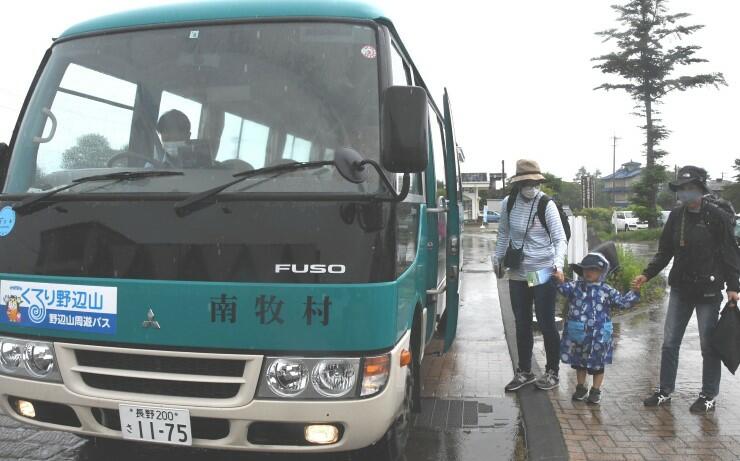 野辺山駅前で無料バス「くるり野辺山」に乗る観光客