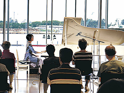 海を背景にピアノ演奏　クルーズターミナル