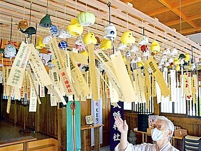 湊八幡神社　拝殿涼やか　風鈴ずらり１６０個
