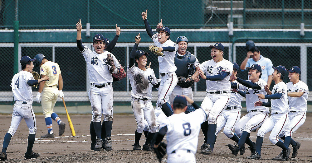 星稜を破っての優勝にマウンドで歓喜する航空石川ナイン＝石川県立野球場