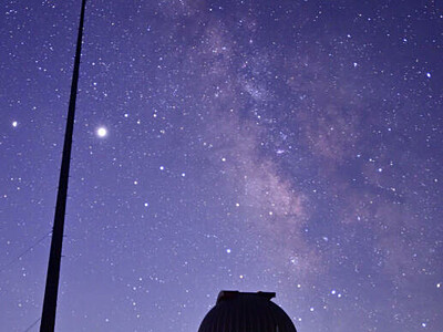 闇、輝き放つ天の川　小川天文台