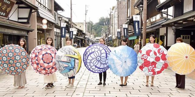 福井県の大野市観光協会が貸し出しを始めたカラフルな傘（同市提供）
