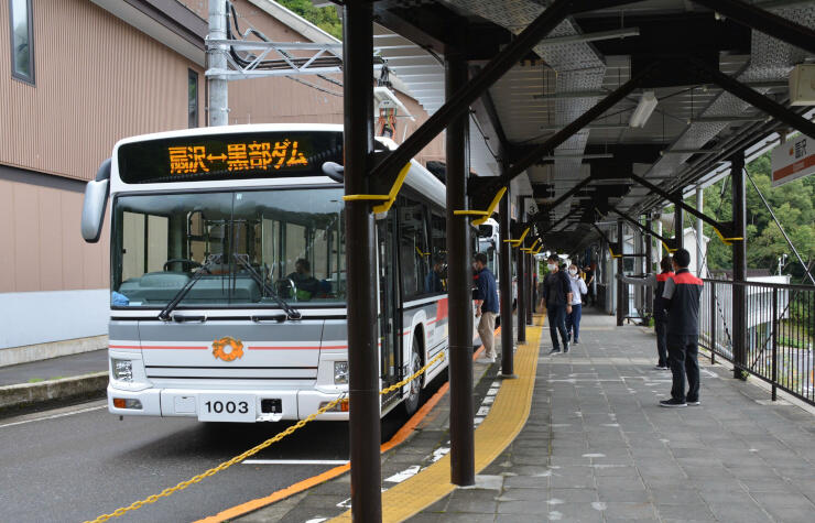乗客数が増えつつある関電トンネルの電気バス
